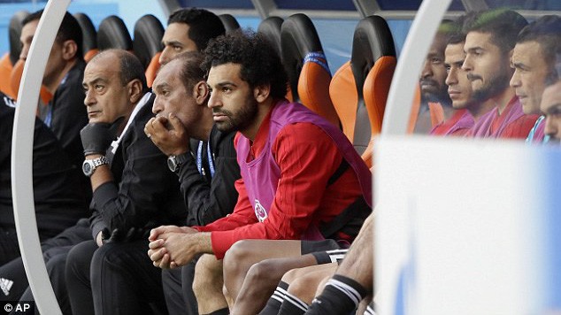 Mo Salah thành kẻ bên lề, chứng kiến Ai Cập gục ngã phút cuối trước Uruguay
