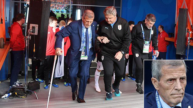 HLV Oscar Tabarez... chống nạng dẫn dắt Uruguay đánh bại Ai Cập