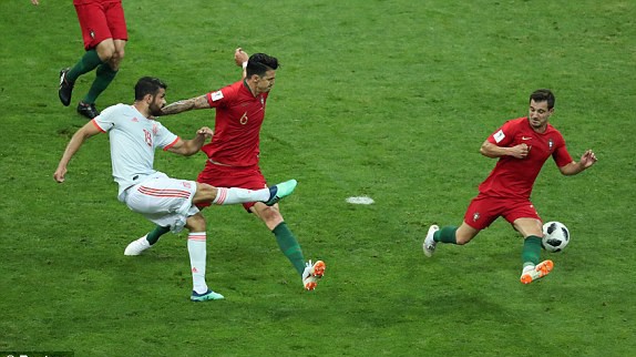 Bàn thắng của Diego Costa vào lưới Bồ Đào Nha có hợp lệ?