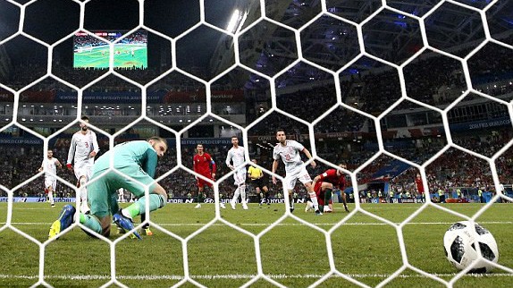 De Gea bị Karius "nhập", biếu Ronaldo bàn thắng