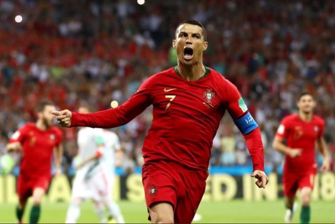 Mổ xẻ siêu phẩm sút phạt thần sầu của Ronaldo vào lưới Tây Ban Nha - Ảnh 1. Mổ xẻ siêu phẩm sút phạt thần sầu của Ronaldo vào lưới Tây Ban Nha - Ảnh 1.