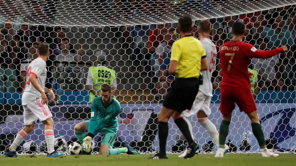Van der Sar dạy De Gea cách sửa sai sau tai nạn bắt hụt bóng