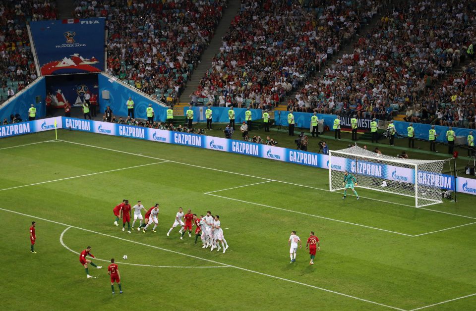 Mổ xẻ siêu phẩm sút phạt thần sầu của Ronaldo vào lưới Tây Ban Nha - Ảnh 5. Mổ xẻ siêu phẩm sút phạt thần sầu của Ronaldo vào lưới Tây Ban Nha - Ảnh 5.