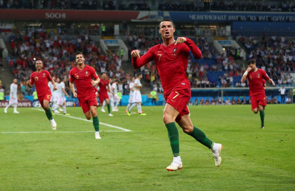 Mổ xẻ siêu phẩm sút phạt thần sầu của Ronaldo vào lưới Tây Ban Nha - Ảnh 6. Mổ xẻ siêu phẩm sút phạt thần sầu của Ronaldo vào lưới Tây Ban Nha - Ảnh 6.