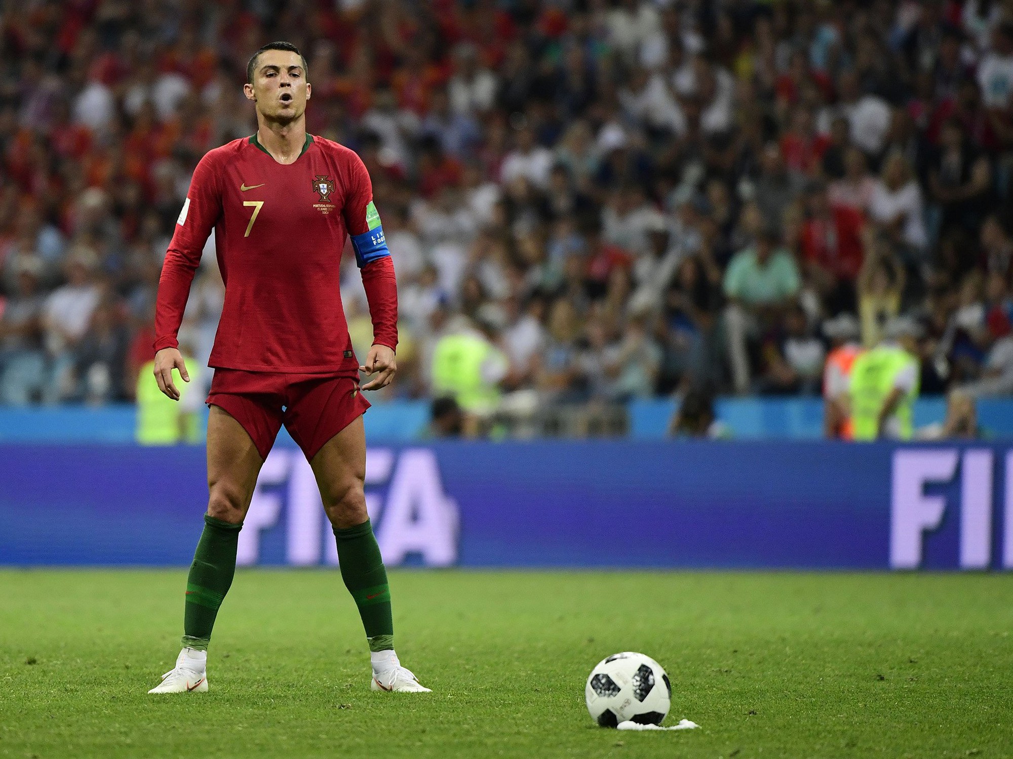 Mổ xẻ siêu phẩm sút phạt thần sầu của Ronaldo vào lưới Tây Ban Nha - Ảnh 3. Mổ xẻ siêu phẩm sút phạt thần sầu của Ronaldo vào lưới Tây Ban Nha - Ảnh 3.