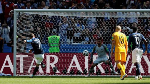 Lần đầu tiên trong lịch sử World Cup, VAR được sử dụng và Pháp hưởng lợi