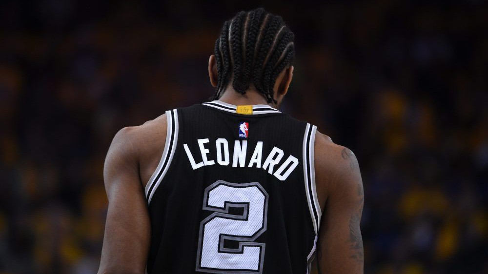 Người hâm mộ Spurs đã bắt đầu đốt áo đấu của Kawhi Leonard