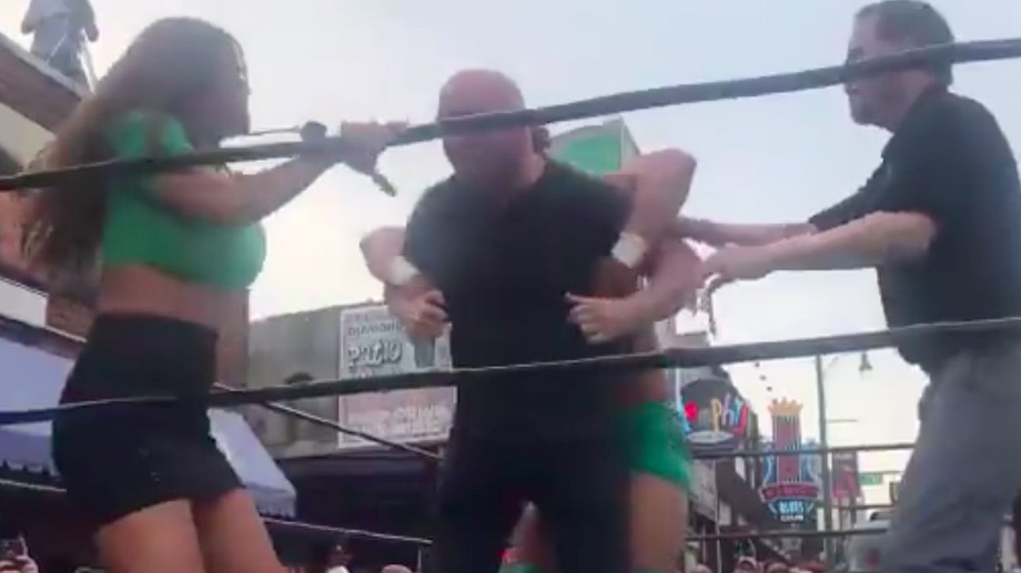 Dana White bị nữ đô vật nhảy lên khóa cổ trên đường phố Memphis
