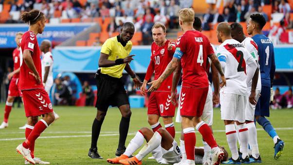 Nhờ công nghệ VAR, World Cup 2018 sẽ “sạch” thẻ đỏ?
