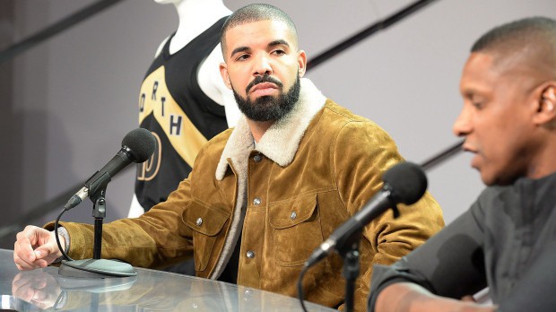 Air Canada Centre chứng kiến những cú ném phi lí của thần tượng Drake