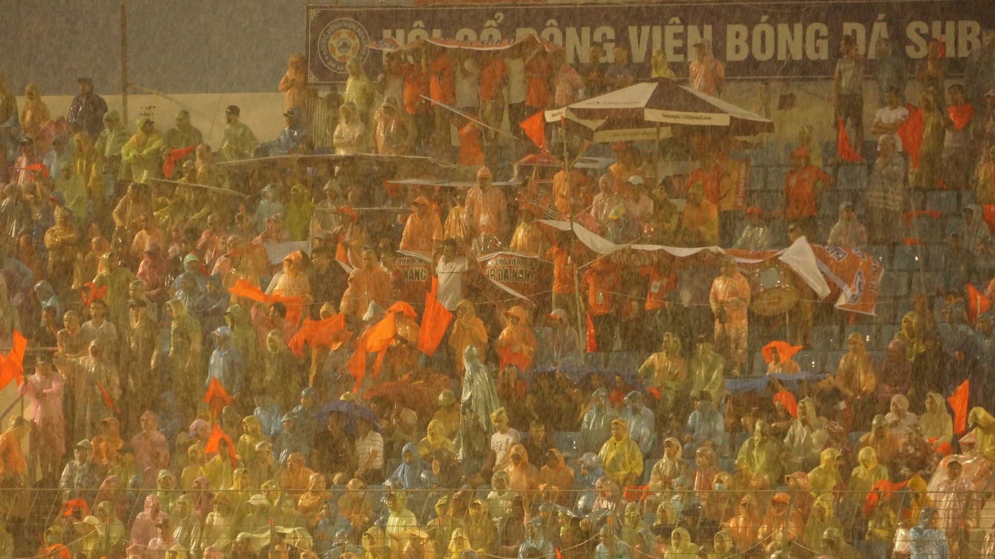 Gạt World Cup sang bên, khán giả Đà Nẵng đội mưa đi xem HAGL