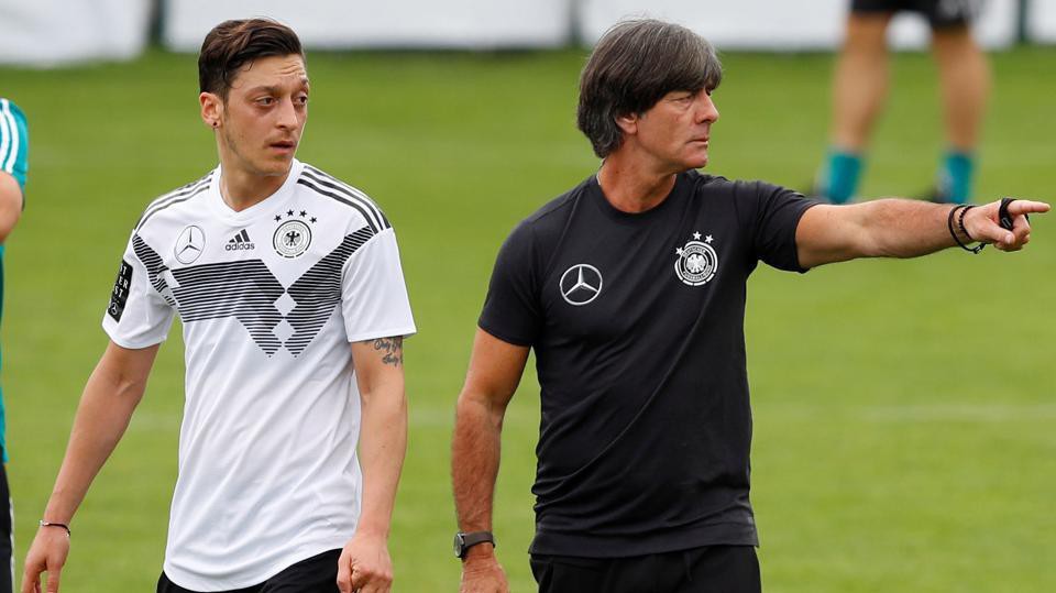 HLV Joachim Low hết ưu ái sẽ đẩy Ozil lên ghế dự bị sau trận thua Mexico?