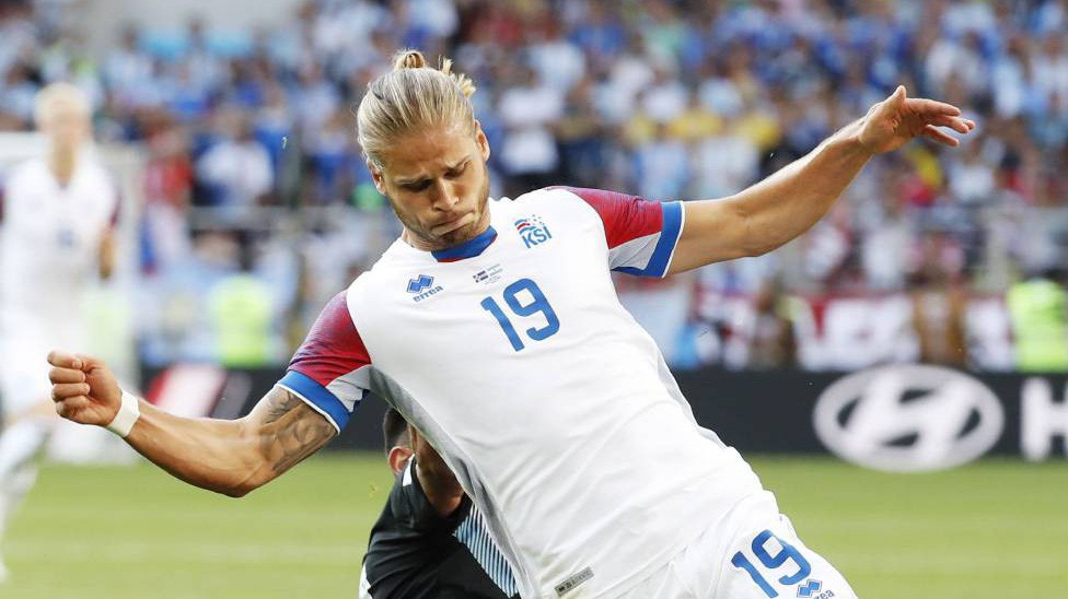 Tiền vệ dự bị của Iceland vượt cả Ronaldo và Neymar trở thành "hotboy" ở World Cup 2018
