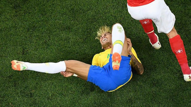 Thực hư chuyện Neymar tái phát chấn thương vì bị hậu vệ Thụy Sĩ "chặt chém"
