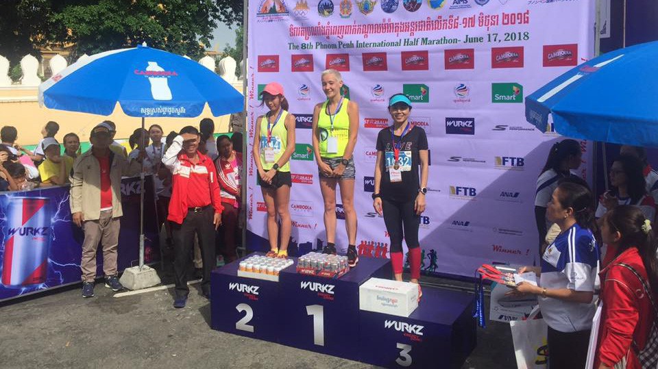 Runner nữ U50 Việt Nam giành giải 3 Phnompenh Half Marathon 2018