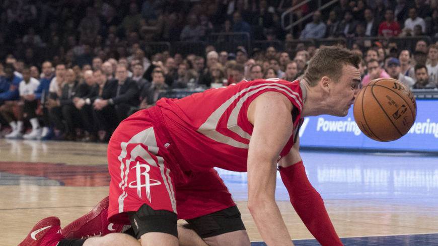 Nhìn lại 5 pha bi hài nhất giải bóng rổ NBA 2017-18