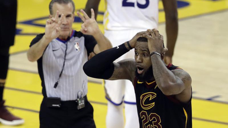 CHÍNH THỨC: NBA thừa nhận bỏ qua 2 lỗi lộ liễu của Draymond Green, xác nhận lại tình huống của LeBron James