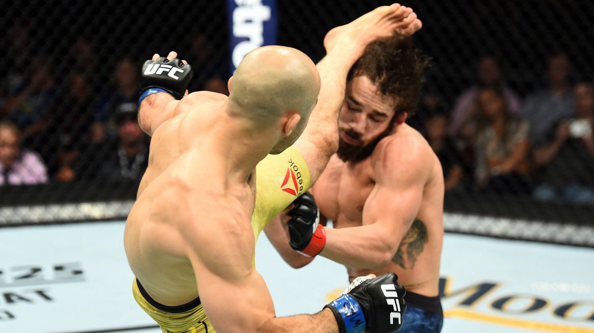 UFC Fight Night 131: 10 năm bất bại của Jimmie Rivera kết thúc trong 33 giây bởi một cú headkick
