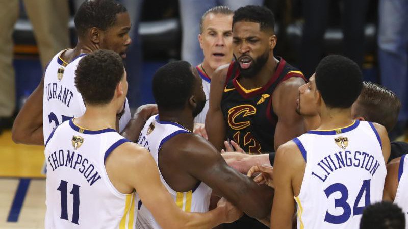 Án phạt nào dành cho Tristan Thompson và Kevin Love?