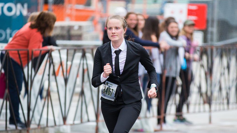 Kinh ngạc cô gái 24 tuổi lập KLTG mặc suit công sở chạy half marathon