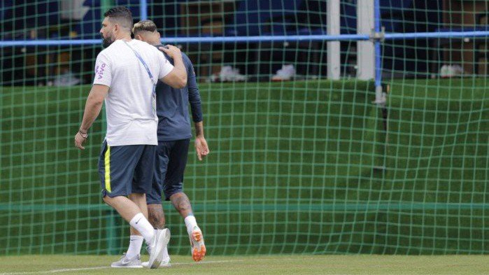 Nhăn nhó rời buổi tập, liệu Neymar có còn cơ hội tại World Cup 2018?