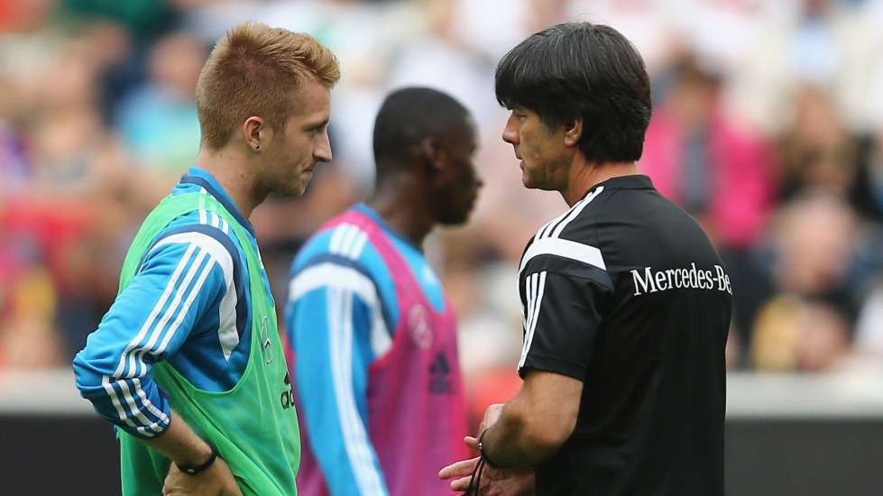 Bóng chưa lăn, HLV Joachim Low tiếp tục nhận "gạch đá" vì Leroy Sane và Marco Reus