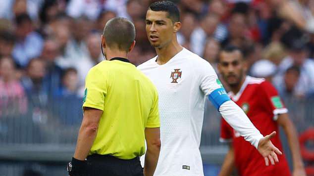 Cầu thủ Morocco "điên tiết" vì trọng tài… xin áo của Ronaldo