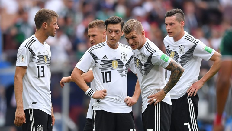 Bóng chưa lăn, HLV Joachim Low tiếp tục nhận gạch đá vì Leroy Sane và Marco Reus - Ảnh 1. Bóng chưa lăn, HLV Joachim Low tiếp tục nhận gạch đá vì Leroy Sane và Marco Reus - Ảnh 1.