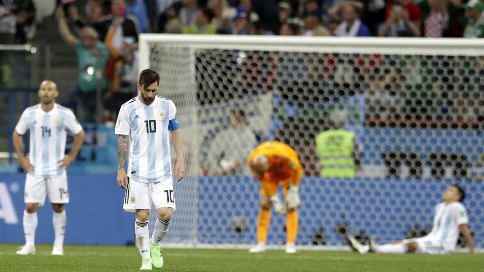 Cầu thủ nổi loạn, ĐT Argentina họp khẩn, Sampaoli trước nguy cơ bay ghế - Ảnh 1. Cầu thủ nổi loạn, ĐT Argentina họp khẩn, Sampaoli trước nguy cơ bay ghế - Ảnh 1.