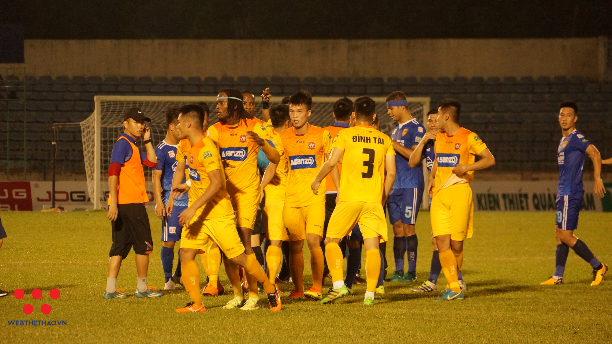 HLV Hoàng Văn Phúc: Xem World Cup rồi xem V.League khán giả khó... thích nghi!