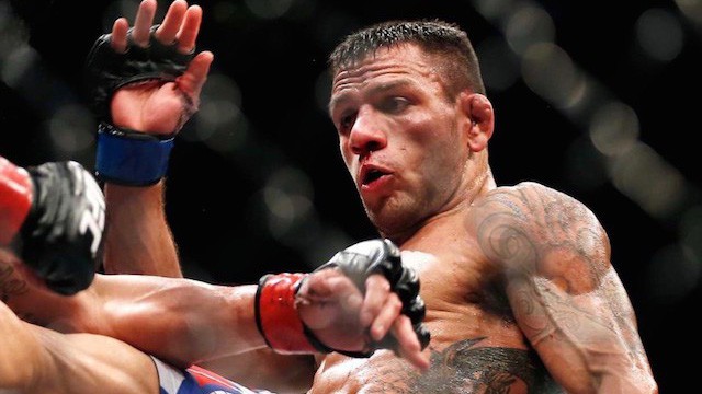 Rafael dos Anjos chê đội tuyển Brazil: Họ quan tâm đến màu tóc và màu giày hơn là chơi bóng!