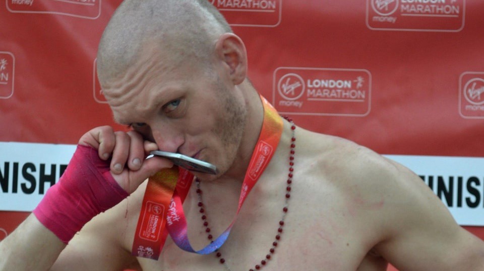 Đi tù 4 tháng vì chụp ảnh với bib "thuổng" của người khác ở giải London Marathon