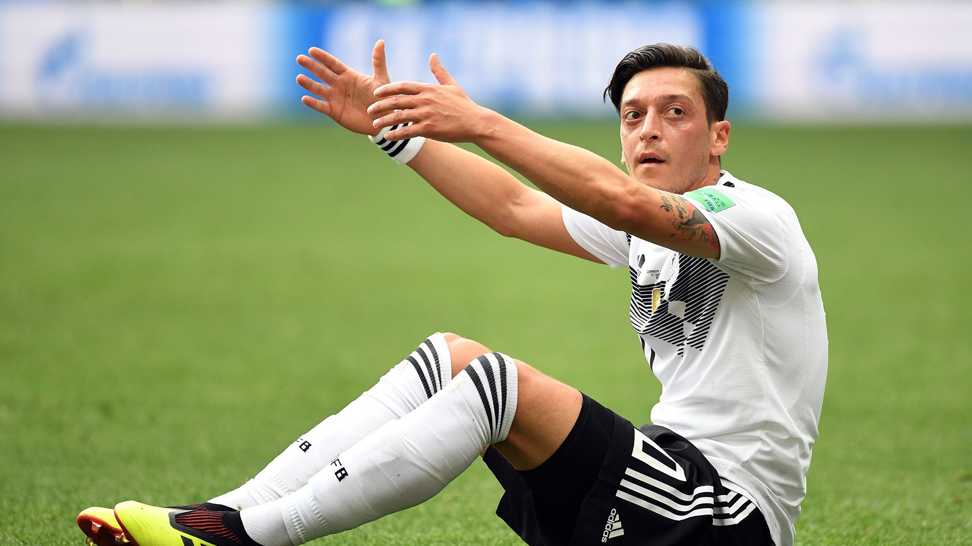 Độc giả Đức không còn tin Mesut Ozil, đòi tống lên ghế dự bị trận gặp Thụy Điển