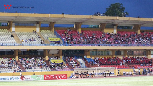 Sân Hàng Đẫy vắng vẻ vì World Cup trong ngày Hà Nội FC đè bẹp SHB.Đà Nẵng