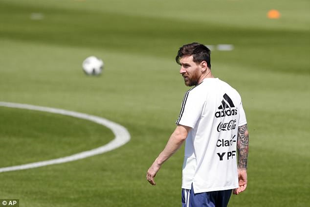 HLV Sampaoli bị tước quyền, Messi và đồng đội tự... xếp đội hình đá với Nigeria - Ảnh 1. HLV Sampaoli bị tước quyền, Messi và đồng đội tự... xếp đội hình đá với Nigeria - Ảnh 1.