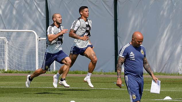 HLV Sampaoli bị "tước quyền", Messi và đồng đội tự... xếp đội hình đá với Nigeria