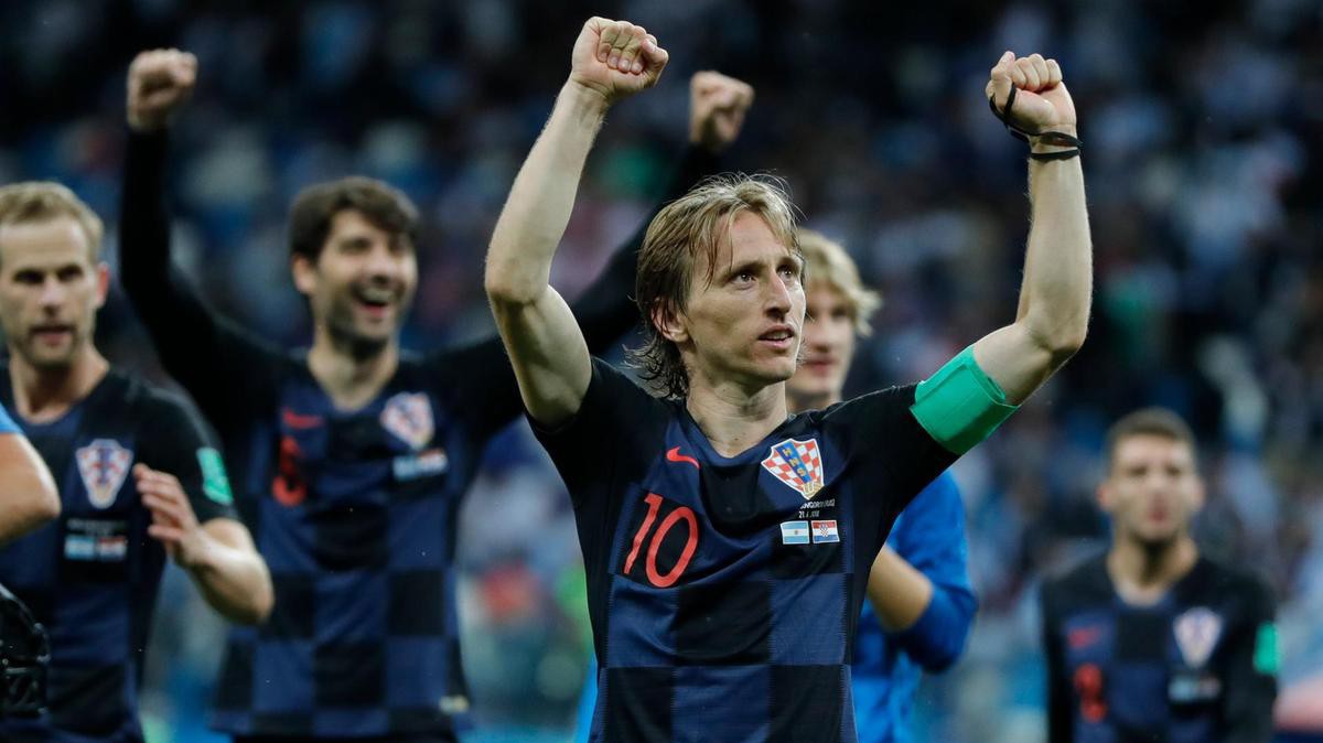 "Cứ chơi như này, Modric sẽ vượt cả Ronaldo lẫn Messi giành Quả bóng vàng World Cup"!