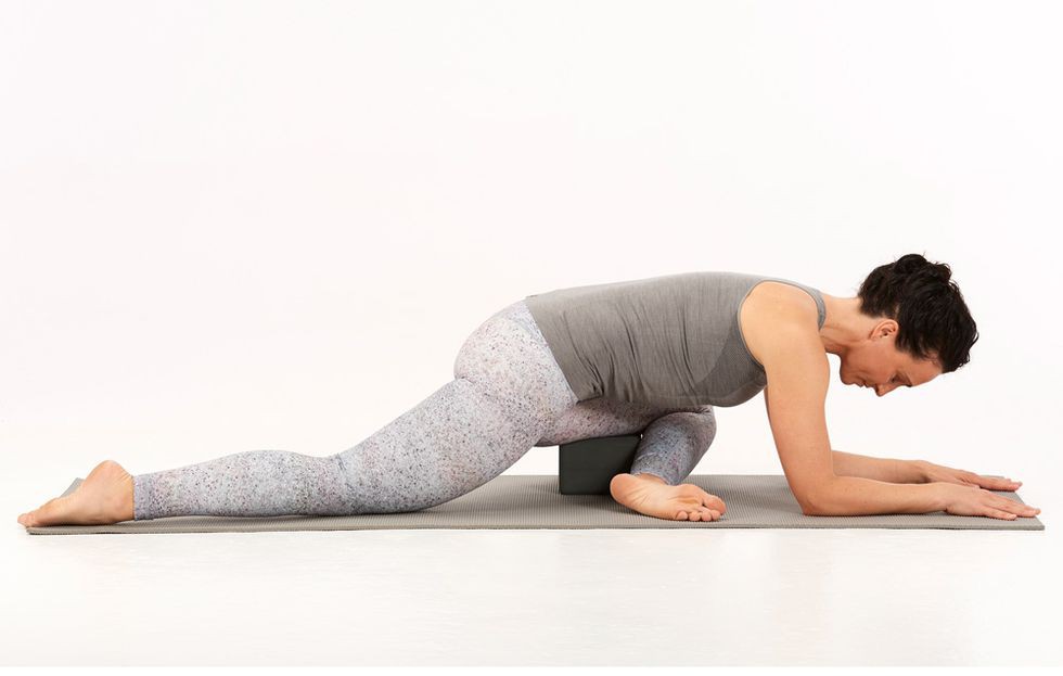 5 tư thế Yoga dễ tập giúp giảm đau lưng và stress - Ảnh 4. 5 tư thế Yoga dễ tập giúp giảm đau lưng và stress - Ảnh 4.