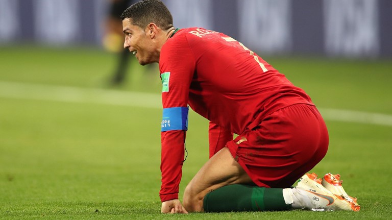 Trọng tài dùng công nghệ VAR, Ronaldo vẫn thoát thẻ đỏ "trắng trợn"