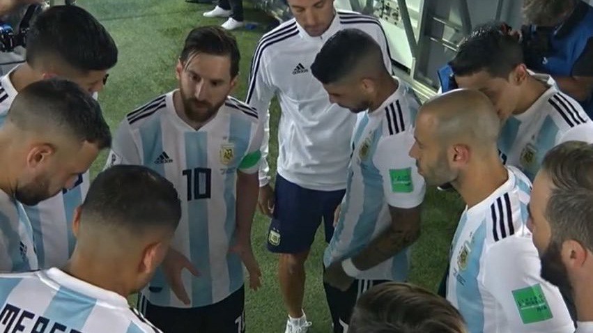 Messi đã "chỉ đạo" gì khi họp đội giữa giờ giúp Rojo ghi bàn quyết định cho Argentina?