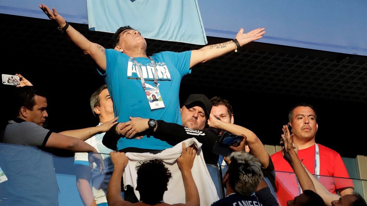 Sau "ngón tay thối", Diego Maradona phải nhập viện