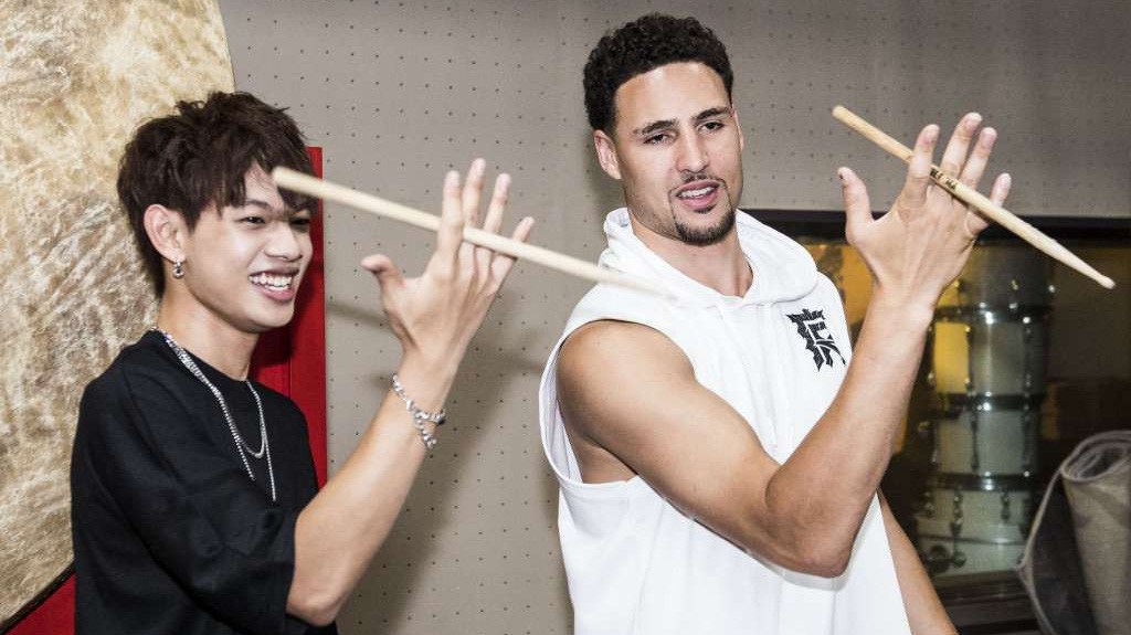 Trong khi các chiến hữu nhận giải NBA Awards thì Klay Thompson lại quậy tưng Trung Quốc