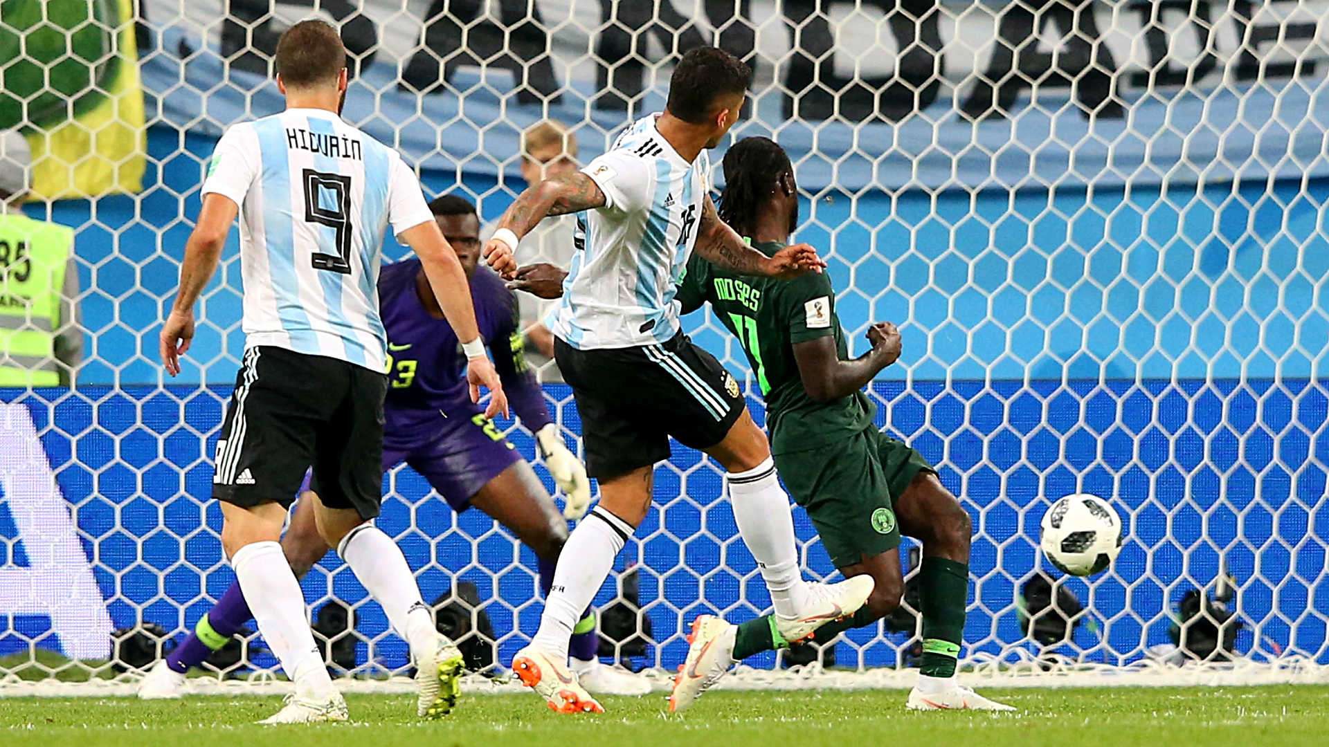 CĐV "đau tim" vì bàn thắng muộn "nổ" tưng bừng ở World Cup 2018