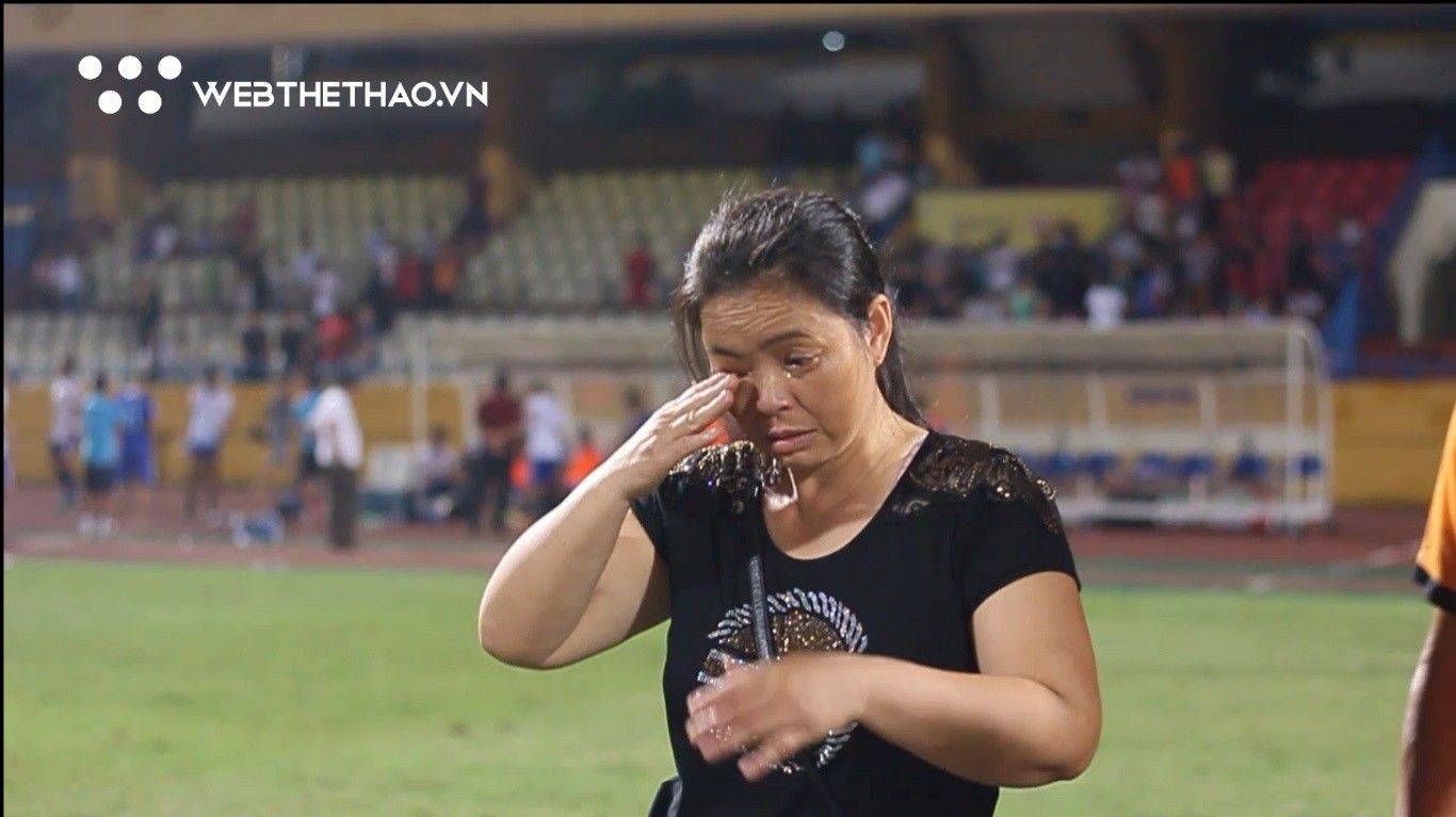 VIDEO: Mẹ Duy Mạnh vượt rào, khóc nấc khi thấy con trai chấn thương nguy hiểm
