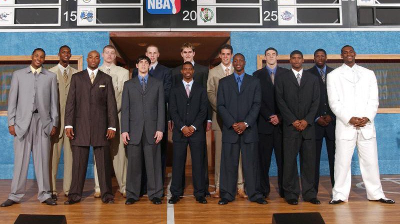 Chết cười với thảm họa thời trang của LeBron James và dàn tân binh kỳ tích năm 2003
