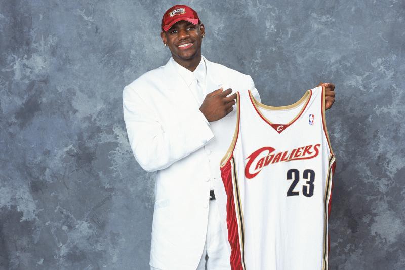 Chết cười với thảm họa thời trang của LeBron James và dàn tân binh kỳ tích năm 2003 - Ảnh 2. Chết cười với thảm họa thời trang của LeBron James và dàn tân binh kỳ tích năm 2003 - Ảnh 2.