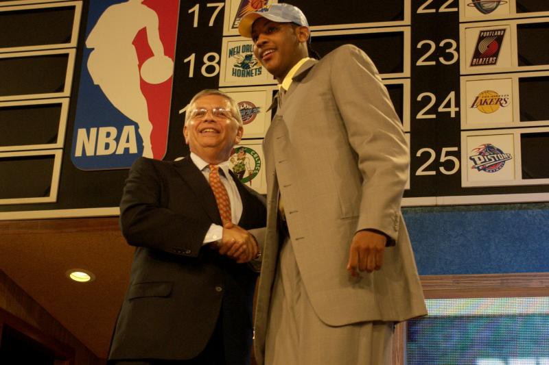 Chết cười với thảm họa thời trang của LeBron James và dàn tân binh kỳ tích năm 2003 - Ảnh 3. Chết cười với thảm họa thời trang của LeBron James và dàn tân binh kỳ tích năm 2003 - Ảnh 3.