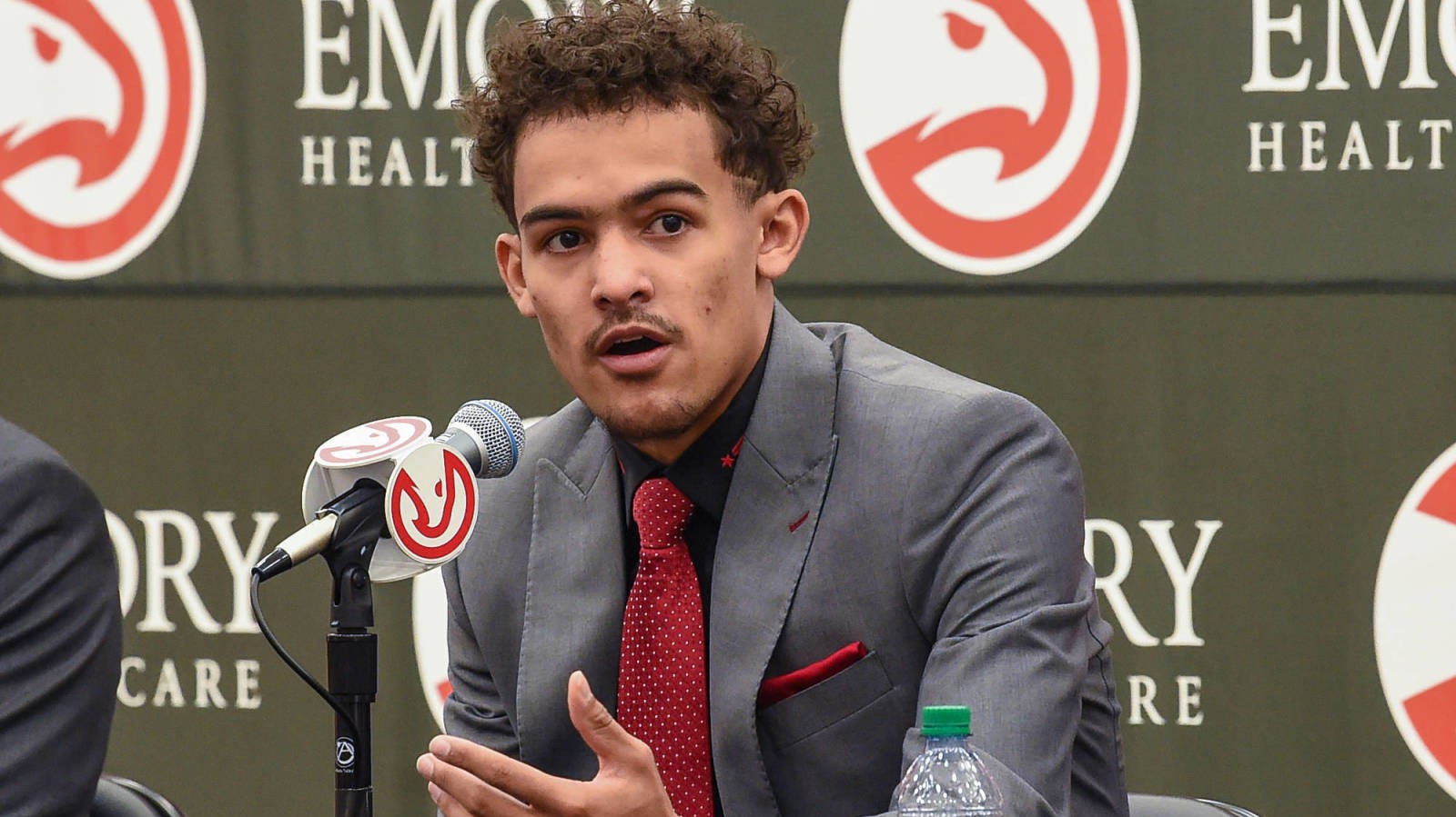 Chuẩn bị chiến NBA, tân binh Trae Young được Atlanta Hawks ráo riết cho tập ném 4 điểm