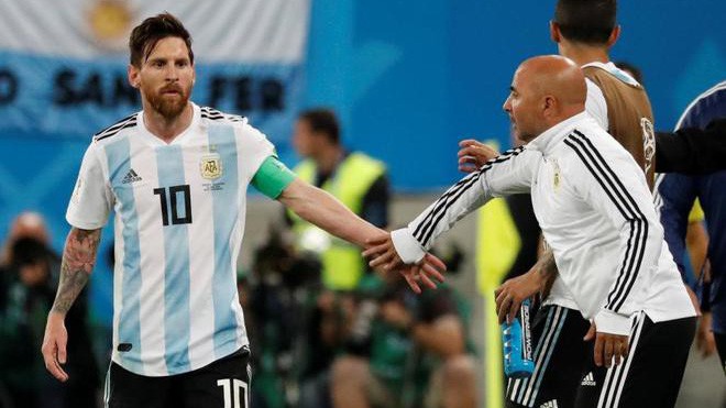 Sự thật đằng sau việc HLV Sampaoli hỏi ý kiến Messi trước khi thay người