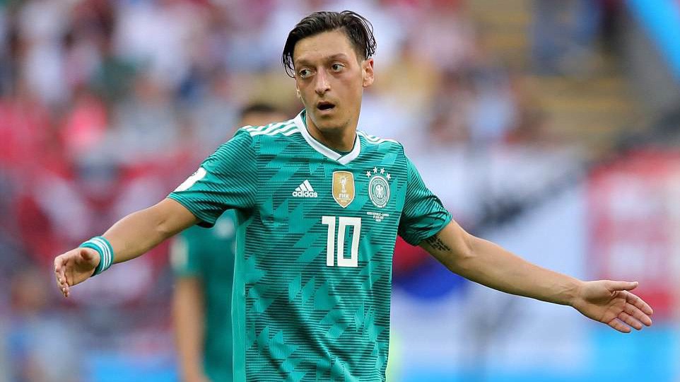 "Mê đắm" Mesut Ozil, ĐT Đức và HLV Joachim Low trả giá bằng việc bị loại